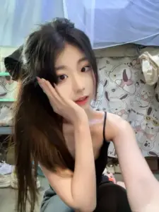 Nét hiền dịu hiện trên nàng áo đen chống cằm, phòng ngủ sáng và tóc buông mềm