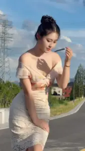 Tư thế nghiêng bên đường ven biển làm bộ váy be ôm nhẹ trông sang và gọn