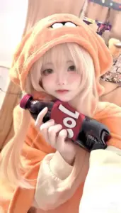 Sân thượng chiều muộn làm hình cosplay nữ thêm ấm, váy đen đỏ nổi bật trong gió