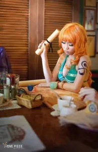 Cô gái cosplay Carrot với tai thỏ trắng, áo cam dễ thương và biểu cảm tinh nghịch giữa khu vườn