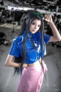 Cô nàng cosplay Robin mặc áo tím ôm dáng, tạo dáng bên hoa anh đào và ánh nhìn rất dịu