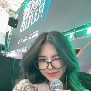 Concept Mai Dora gợi vẻ hot girl Gen Z với tóc dài đen và nụ cười ngọt