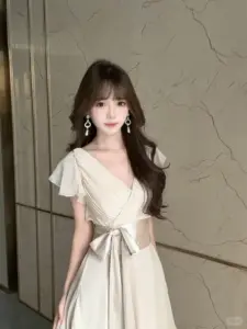 Váy trắng trễ vai bên vách đá nhạt tôn nét duyên dáng dịu dàng của cô gái