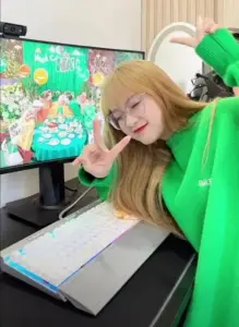 Nàng tóc vàng mặc áo xanh tạo dáng trong quán game mang nét creator Gen Z năng động