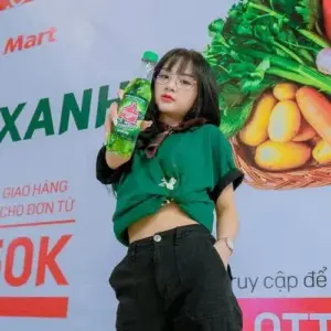 Cô gái phong cách Gấm Kami diện áo xanh croptop đứng trước poster trái cây đầy nổi bật
