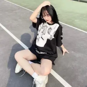 Thiếu nữ mặc hoodie đen ngồi ngoài sân nắng tạo vẻ hot TikToker cá tính và đáng yêu