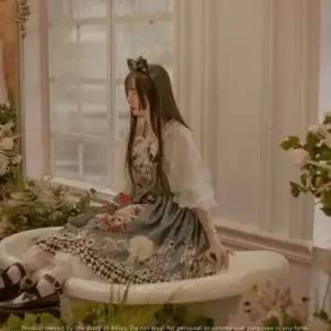 Trong bồn tắm hoa, nét đẹp nữ tính hiện qua váy trắng, tóc dài và dáng ngồi