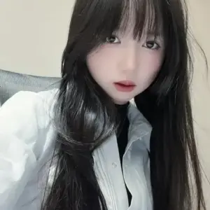 Ảnh tự chụp cận mặt cho thấy đôi mắt to, tóc đen dày và sơ mi trắng