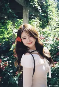 Nụ cười của người đẹp giữa tán cây xanh làm váy trắng thêm trong trẻo
