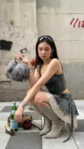 Góc ảnh phố tông lạnh bắt cô gái ngồi xổm, áo xám ôm dáng và vibe Chanel sống