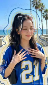 Khung biển xanh làm Jisoo dễ thương khi nhắm mắt, mặc áo bóng rổ vàng nổi bật