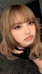 Cận cảnh Living Barbie với tóc mái nâu, choker đen và đôi mắt long lanh cực hút