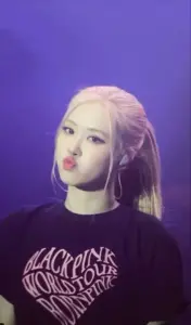 213 Hình Nền Rosé Blackpink vibe bông hồng nước Úc mái tóc vàng và ánh nhìn dịu ngọt