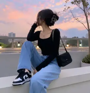 Khung ảnh trong thang máy, cô gái áo blazer rộng nhìn qua vai, son đỏ rất nổi