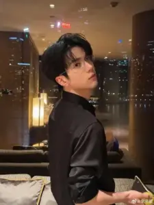 Góc chụp cà phê chiều ghi lại mái tóc rối, áo sơ mi be và ánh mắt thả lỏng
