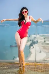 Vòng eo săn chắc hiện rõ khi người đẹp chọn thiết kế cut out, nhìn hiện đại