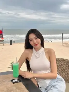 Bờ vai mảnh cùng mái tóc xoăn giúp khung hình bikini thêm mềm mại nhưng vẫn khỏe