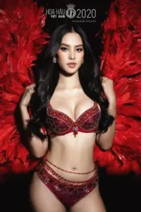 Nền lông vũ đỏ tôn gương mặt sắc sảo khi cô diện bộ trình diễn ánh kim