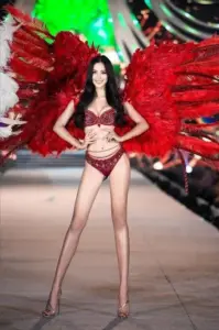 Sắc đỏ sân khấu ôm lấy người đẹp trong bikini trình diễn, tay chống eo tự tin