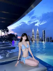 Trên du thuyền chiều muộn, người đẹp bikini trắng nâng kính mát, môi cười theo gió