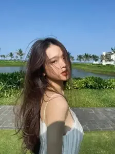Ven hồ xanh, cô gái quay mặt theo gió, áo quây sáng ôm dáng thon