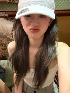 Sau vành mũ trắng, cô nàng chu môi đáng yêu, tóc dài xõa cùng áo be nhẹ