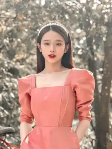 Dưới hàng cây lấp lánh, cô gái diện váy hồng cam, thần thái nữ tính dịu mắt