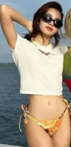 Du thuyền xanh biển cho thấy cô nàng kéo tóc, kính đen và bikini dây vàng