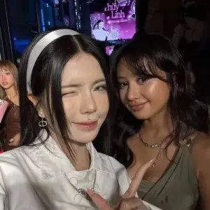 Bức selfie Mai Dora cùng bạn gái xinh với nụ cười nháy mắt dưới ánh đèn tối