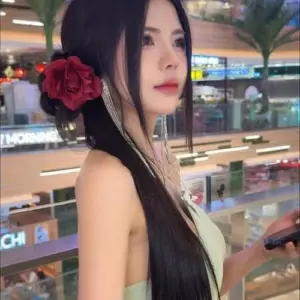 Tông studio sáng làm nổi gương mặt trái xoan, tóc uốn nhẹ và váy pastel dịu mắt