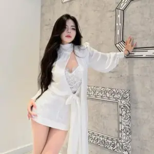 Khung tường đá sáng tôn outfit trắng xuyên nhẹ, cô gái đặt tay lên cửa thang máy