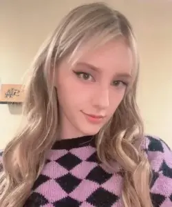 Góc selfie Melody Marks dịu ngọt với áo len caro tím đen, tóc vàng thả ngang vai