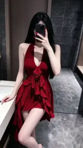 Dọc cầu gỗ ven hồ đầm thanh lịch màu sữa giúp dáng cô trông mềm hơn