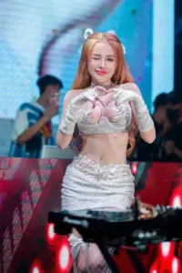 Trên sân khấu DJ, mái tóc hồng cùng áo gợi cảm tạo cảm giác nổi bật giữa ánh đèn