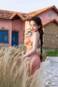 Bối cảnh nhà mái ngói làm cô gái thêm duyên dáng khi xoay người trong set đồ hồng nhạt
