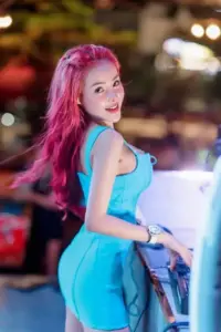 Phong cách micro bikini giúp cô nàng khoe vóc dáng đồng hồ cát theo cách rất táo bạo