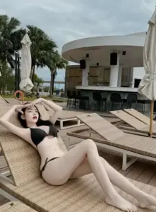Khu nghỉ dưỡng làm nền cho ảnh người mẫu bikini siêu mỏng đẹp nằm trên ghế dài