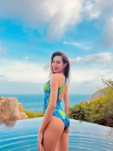 Nơi hồ vô cực biếc, Thùy Tiên quay lưng trong bikini loang màu, tóc thả sau vai