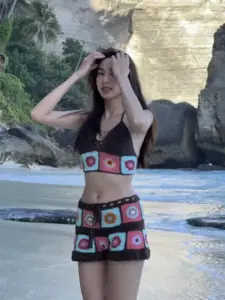 Nền đá ướt làm người đẹp thêm nổi bật khi chỉnh tóc trong bikini họa tiết