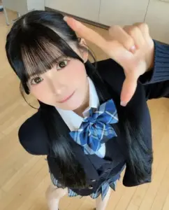 Ảnh nữ sinh Nhật cute với đồng phục thủy thủ, tóc ngang vai và nụ cười trong veo
