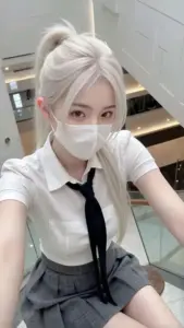 Ngắm ảnh nữ sinh Nhật cute mặc váy xếp ly, ôm cặp sách bên khung cửa lớp