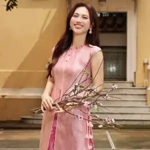Bậc thềm màu vàng làm người đẹp miền Tây trong áo dài hồng càng dịu dàng