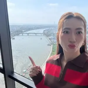 Qua ô cửa xe, visual điện ảnh chu môi tinh nghịch với khăn choàng đỏ đen