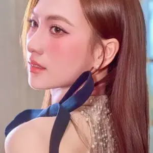 Góc nghiêng cận mặt khoe lớp trang điểm hồng, tóc nâu thẳng và chiếc khăn xanh