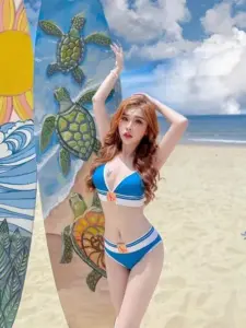 Bảo Trân trong concept bikini hồng khoe nụ cười tươi, tóc xoăn dài và làn da khỏe khoắn