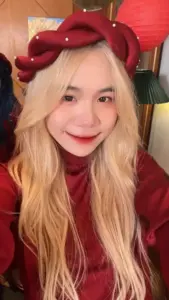 Cận mặt tóc vàng, cô đội bờm đỏ, mỉm cười ngọt trong ánh sáng ấm