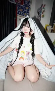 Bộ chăn trắng phía sau, visual Gen Z ngồi co gối, mặc áo hoạt hình xinh xắn