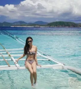 Ảnh Thúy Diễm mặc bikini sexy khoe vóc dáng nuột nà và thần thái mặn mà