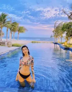 Ánh hoàng hôn bên hồ vô cực làm cô gái bikini đen vàng trông gợi cảm vừa đủ