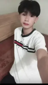 Dáng đứng thiếu niên học đường mặc áo trắng trước gương, tóc đen gọn và gương mặt sáng